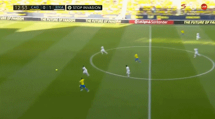 打破小贝纪录，布鲁日前锋福布斯是欧冠对巴萨传射最年轻球员