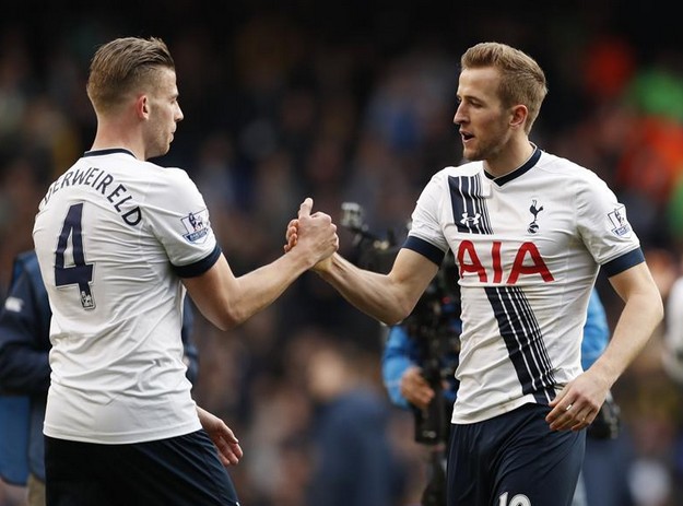 瑞典超保级附加赛被迫四次中断，球迷燃放烟火致人造草皮起火